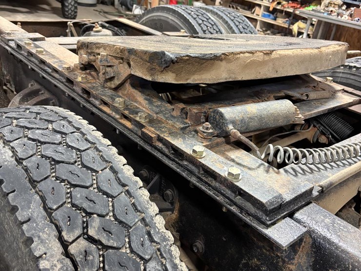 2000-peterbilt-379-image-12