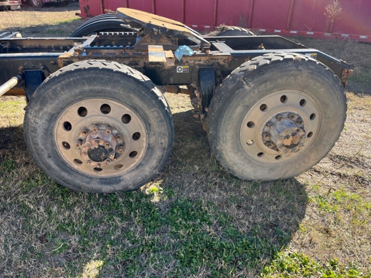 2011-peterbilt-367-image-13