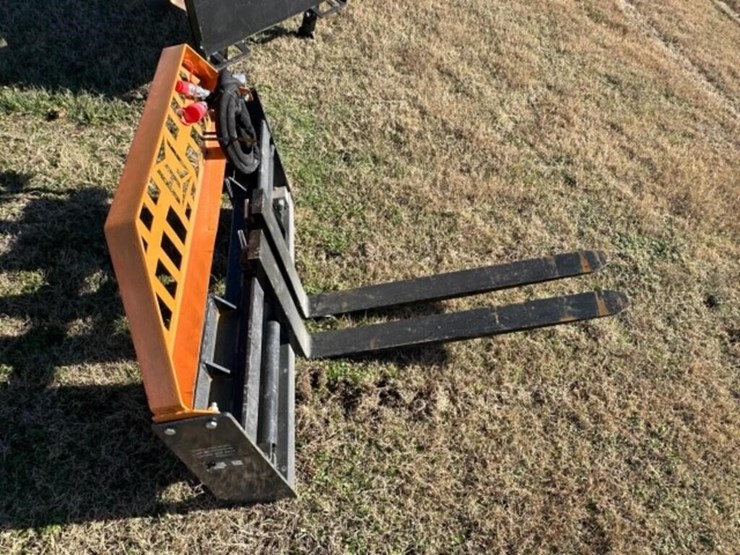 2025-wolverine-skid-steer-hydraulic-pallet-forks-image-3