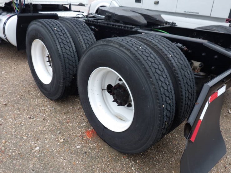 freightliner-cascadia-126-image-13