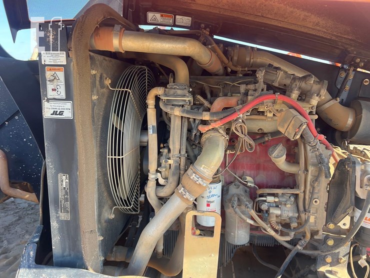 2018-jlg-742-image-15