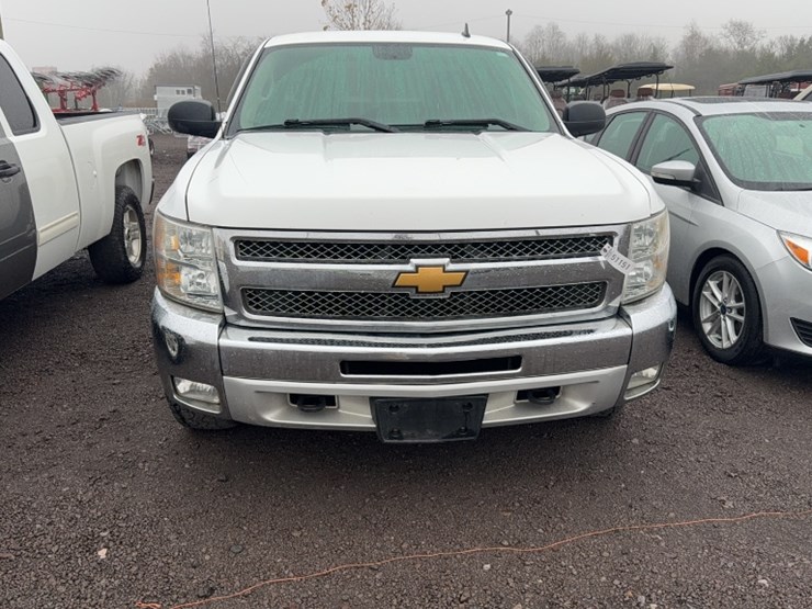 #3017-•-2013-chevy-silverado-z71-pickup-truck-image-2