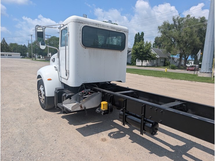 peterbilt-335-image-12