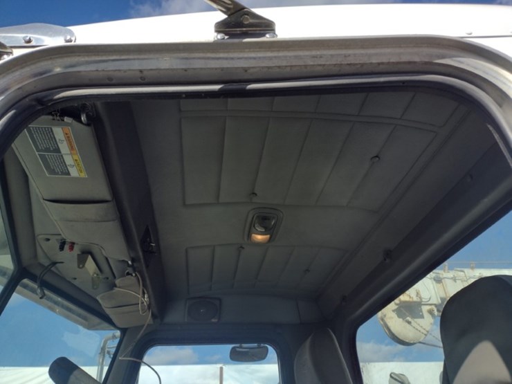 peterbilt-335-image-15