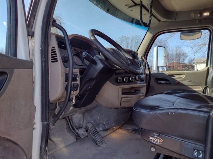 peterbilt-567-image-14