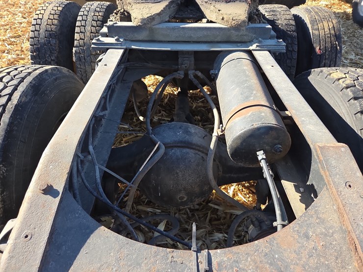 1988-freightliner-day-cab-semi-image-23