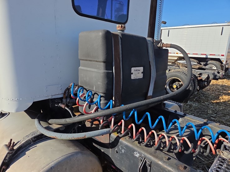 1988-freightliner-day-cab-semi-image-12