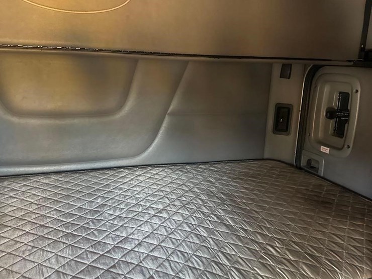 2016-peterbilt-579-image-28