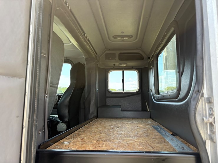 peterbilt-367-image-15