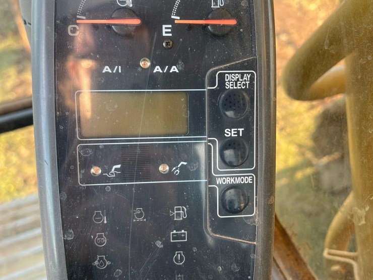 2005-john-deere-330cl-image-24