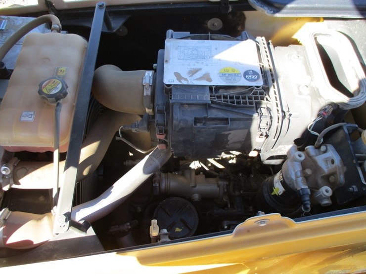 2017-caterpillar-450f-image-5