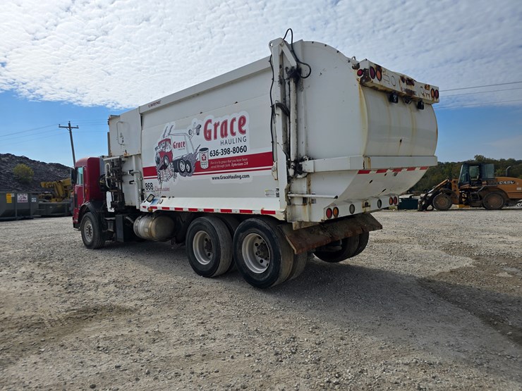2003-peterbilt-320-image-18