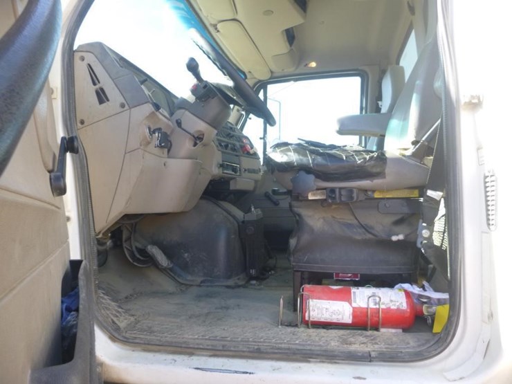 2009-sterling-lt9500-image-13