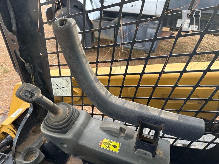 2015-caterpillar-259d-image-10