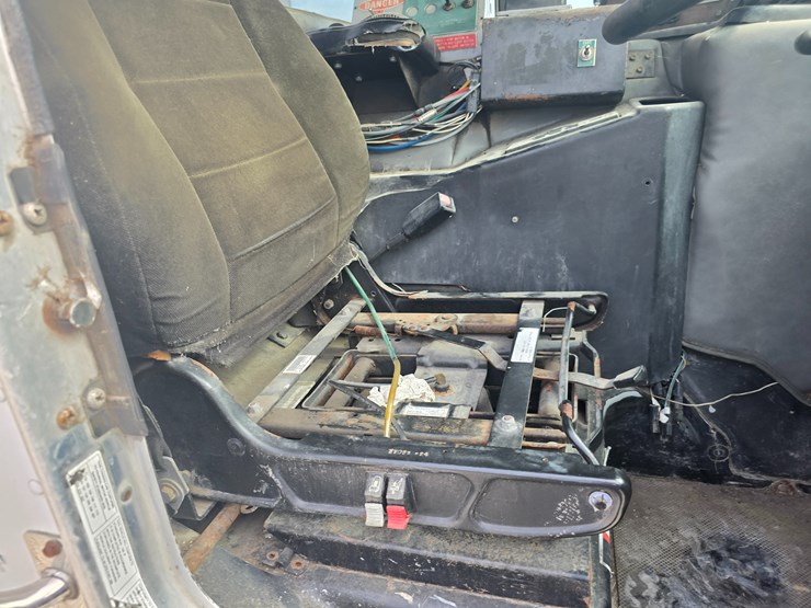 2003-peterbilt-320-image-43