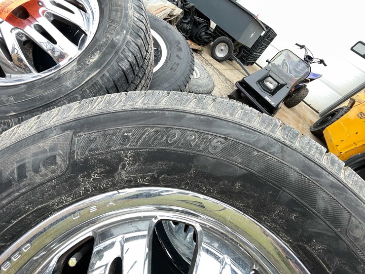 #6103-•-weld-racing-16"-aluminum-dually-rims,-with-steel-inner-rims-and-michelin-tires-(door-04)-image-11