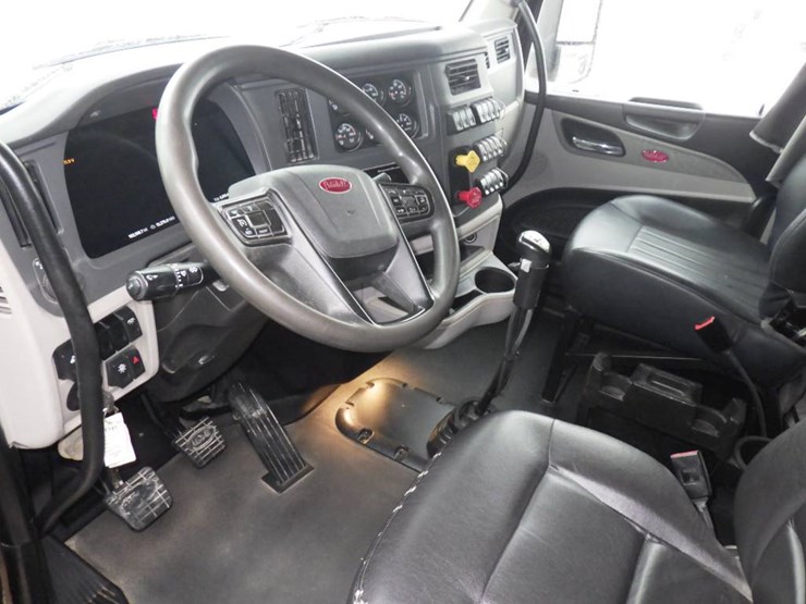 peterbilt-567-image-19