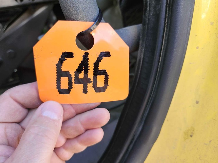 2016-freightliner-semi,-tag-#646-image-2