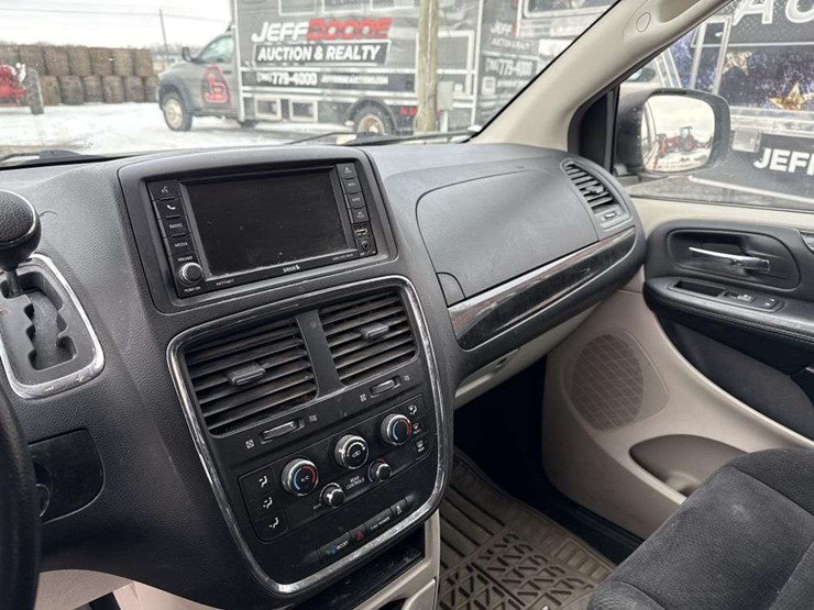 2014-dodge-caravan-image-15