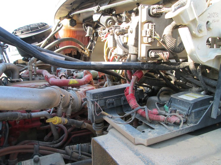 2016-freightliner-108sd-image-38