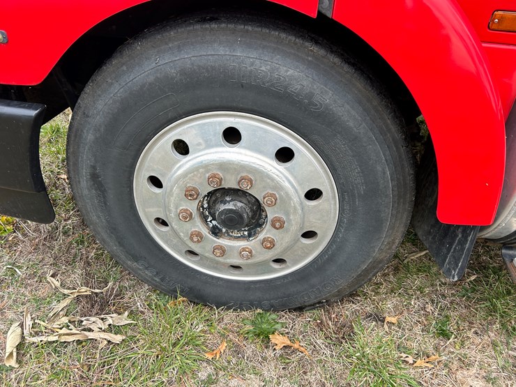 #95-•-volvo-semi-image-11