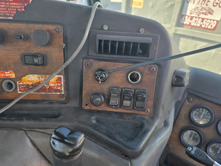 2002-peterbilt-320-image-44