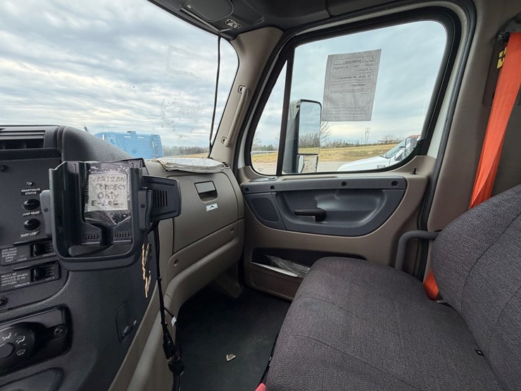 #29767-•-2018-freightliner-cascadia-tandem-axle-truck-tract-image-29