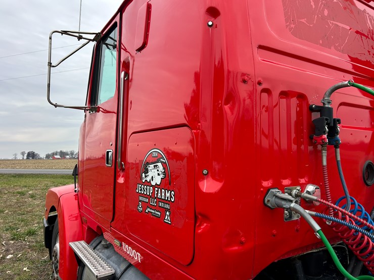 #95-•-volvo-semi-image-17