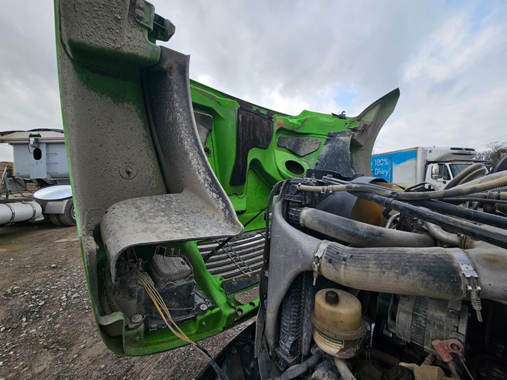 freightliner-columbia-112-image-59