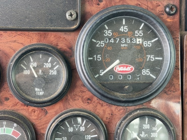 2007-peterbilt-335-image-23