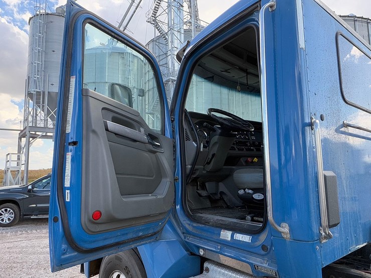 2016-kenworth-t880-image-24