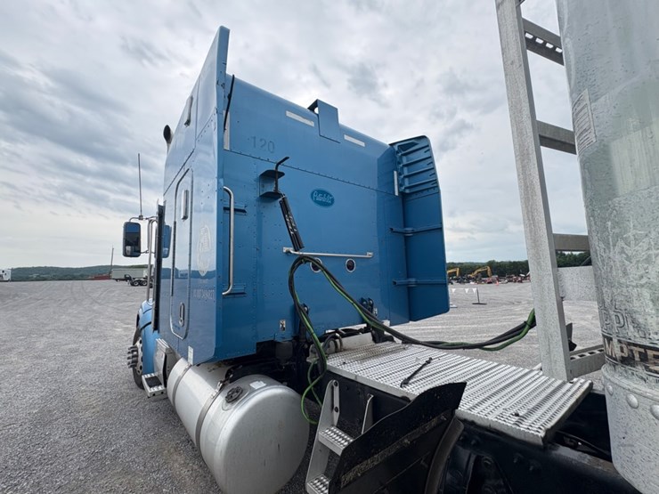 peterbilt-386-image-6