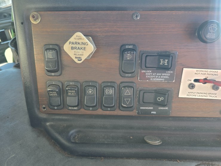 2013-peterbilt-320-image-50