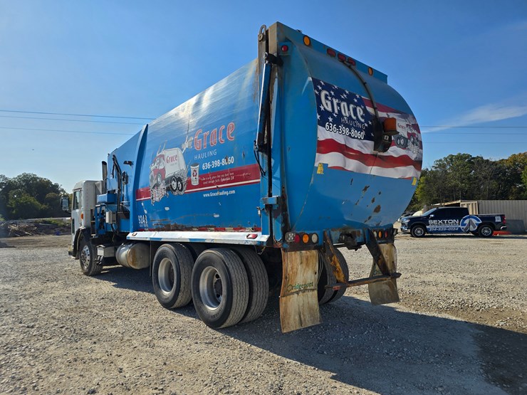 2013-peterbilt-320-image-13