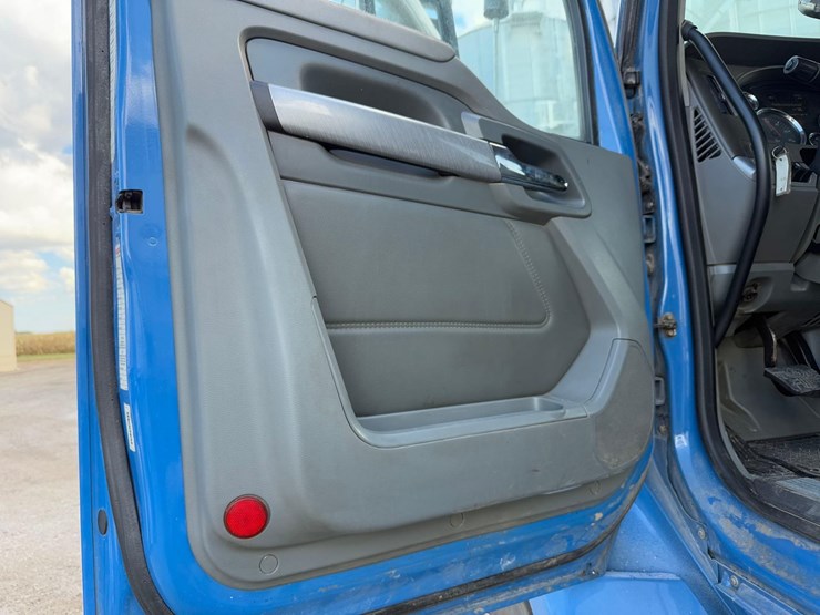 2016-kenworth-t880-image-25