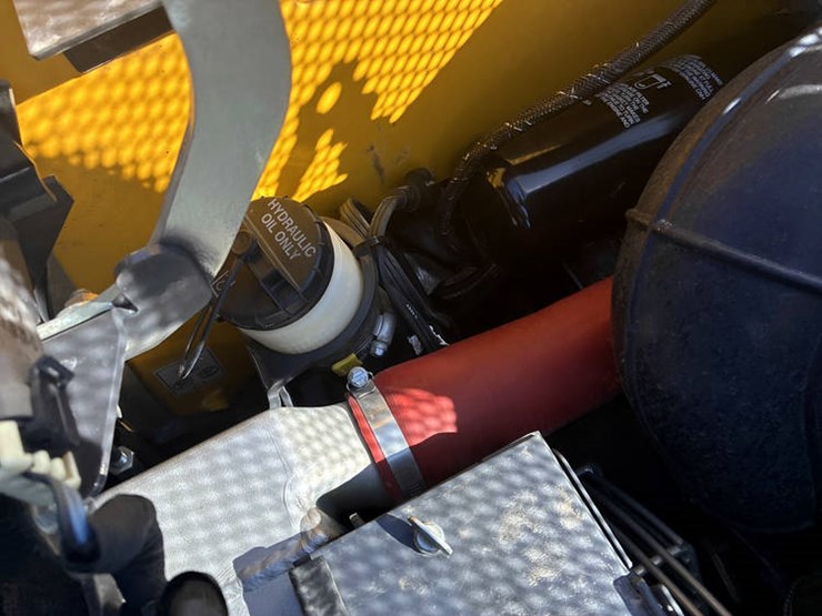 new-holland-c334-image-37