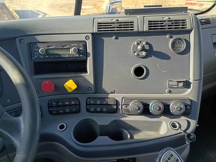 freightliner-cascadia-125-image-44