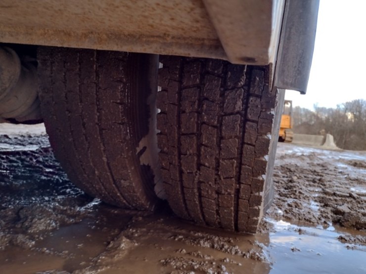 peterbilt-365-image-27