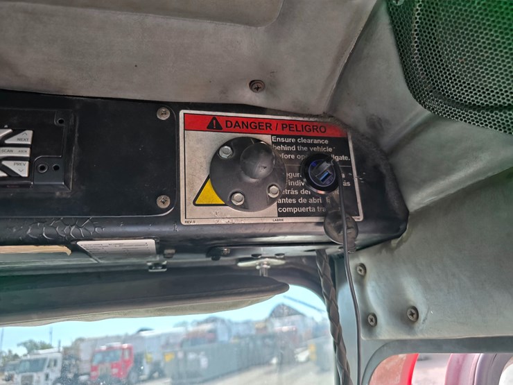 2005-peterbilt-320-image-52