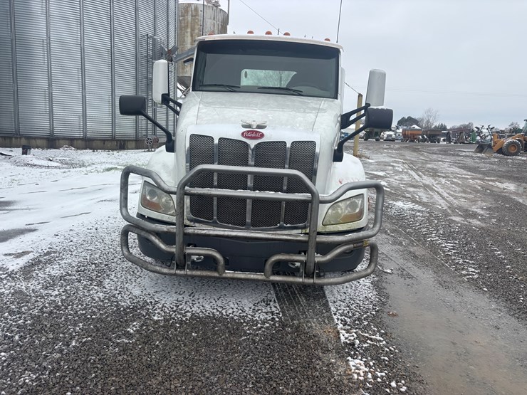 #1550-•-2016-peterbuilt-day-cab-auto-image-9
