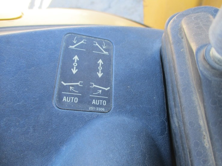 2017-caterpillar-450f-image-11