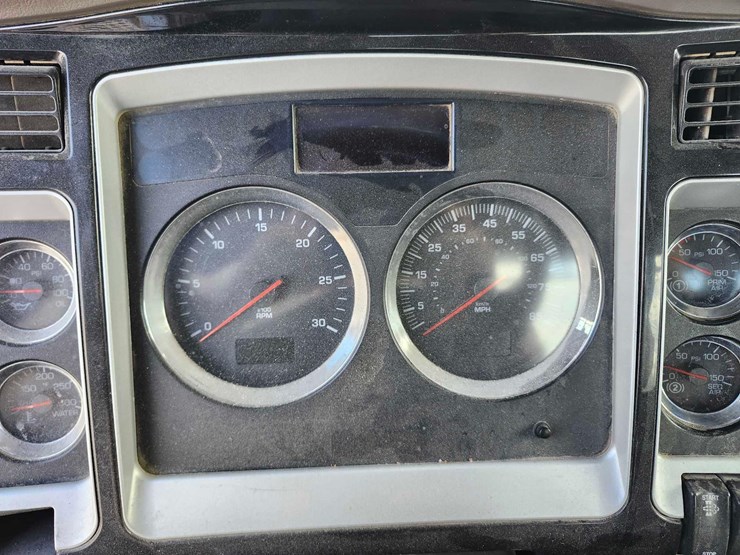 2011-kenworth-t800-image-24