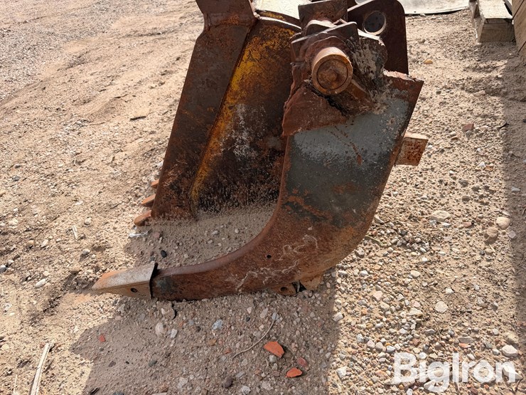 14"-backhoe-bucket-&-frost-ripper-image-8