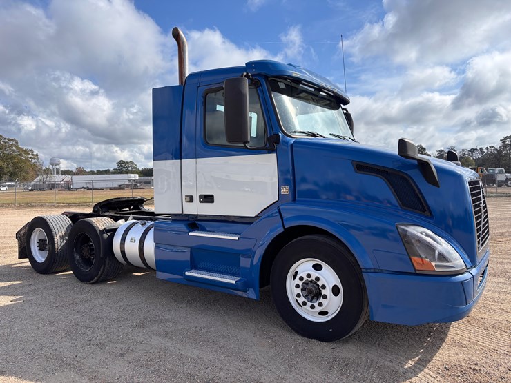 volvo-vnl64t300-image-2