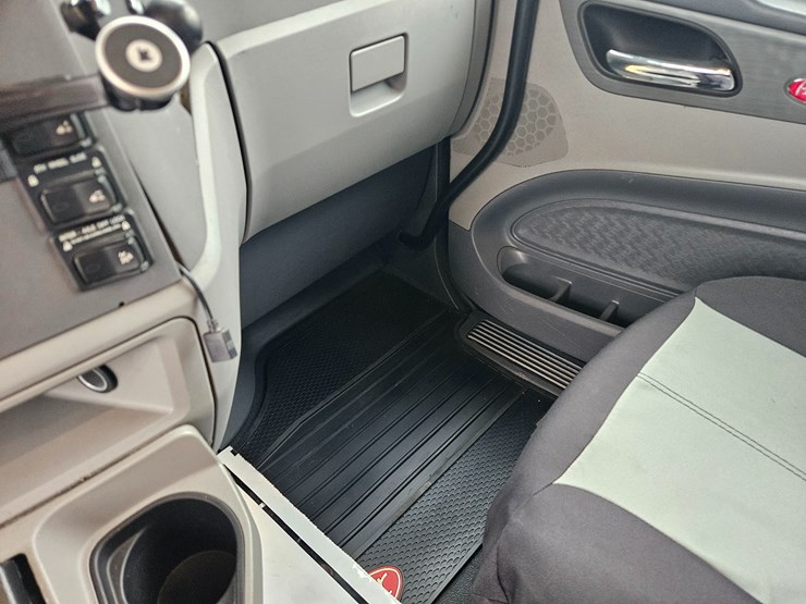 peterbilt-579-image-56