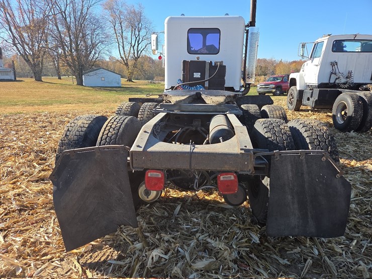 1988-freightliner-day-cab-semi-image-22