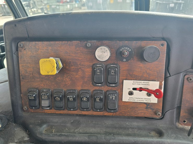 2003-peterbilt-320-image-58