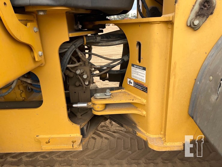 2011-deere-544k-image-25