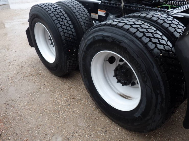 2019-freightliner-cascadia-126-image-6