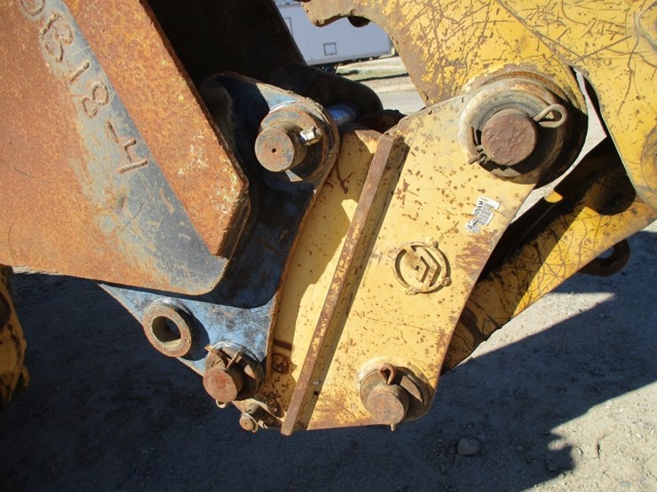 2017-caterpillar-450f-image-22